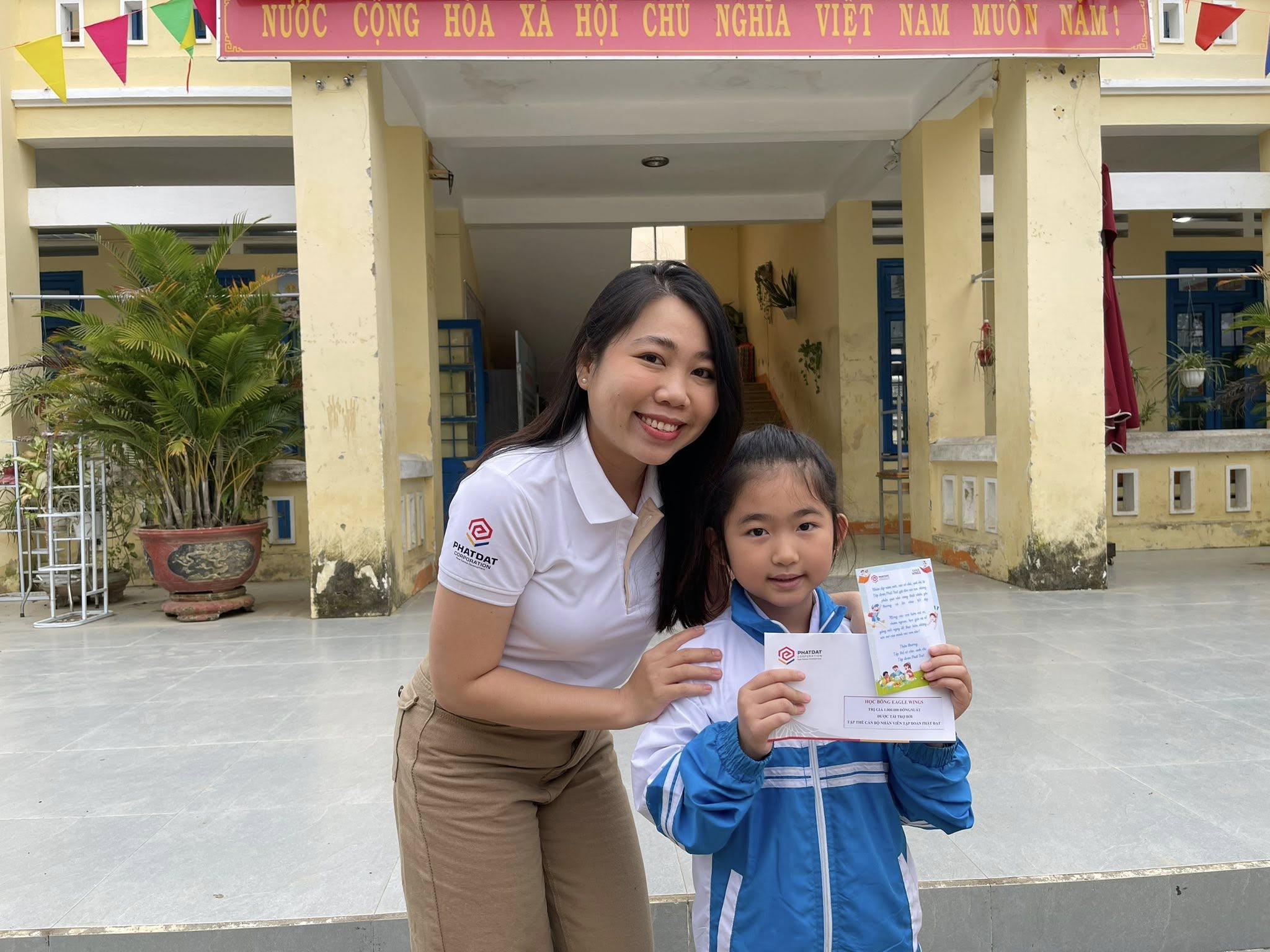 Quỹ học bổng Eagle Wings: Mang mùa xuân đến sớm cho học sinh vùng lũ Đắk Lắk